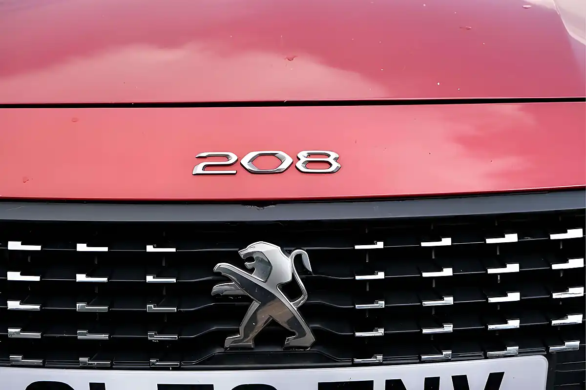 Used 2020 Peugeot 208 Allure Red - Interior and Exterior details 12