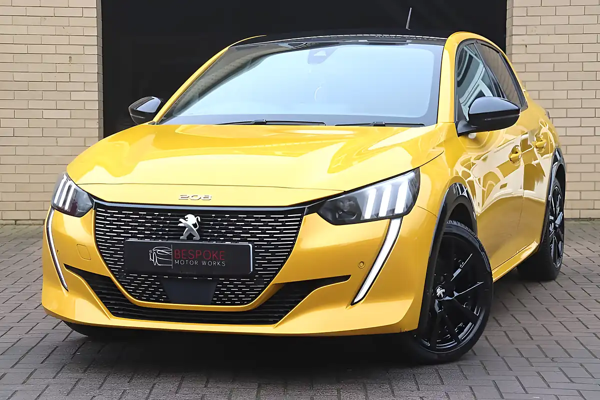 Used 2020 Peugeot 208 GT Line Faro Yellow - Front View