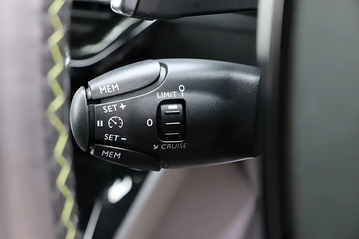 Used 2020 Peugeot 208 GT Line Faro Yellow - Interior and Exterior details 15