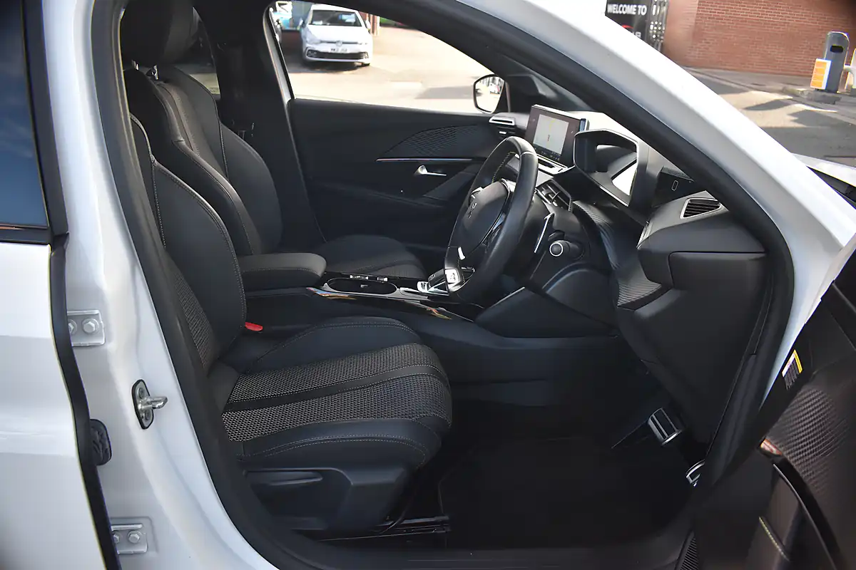 Used 2020 Peugeot 208 GT Line Pearlescent White - Interior and Exterior details 10