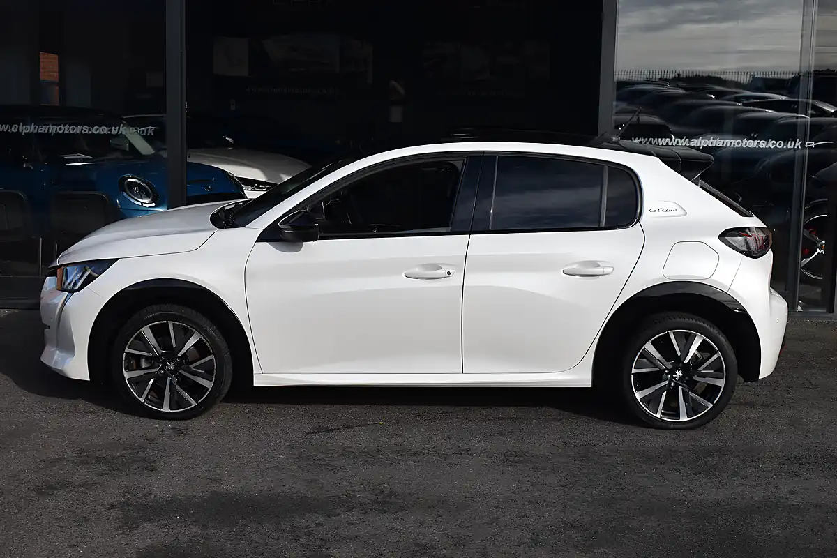Used 2020 Peugeot 208 GT Line Pearlescent White - Interior and Exterior details 7