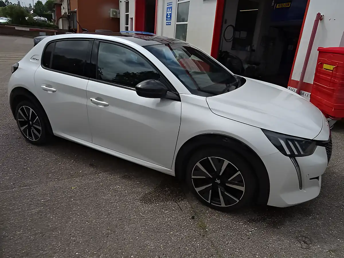 Used 2020 Peugeot 208 GT Line White - Interior and Exterior details 11