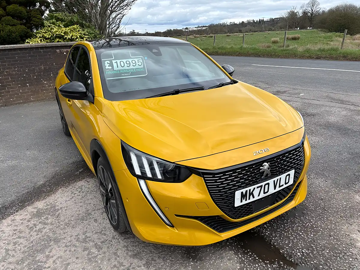 Used 2020 Peugeot 208 GT Line Yellow - Front View