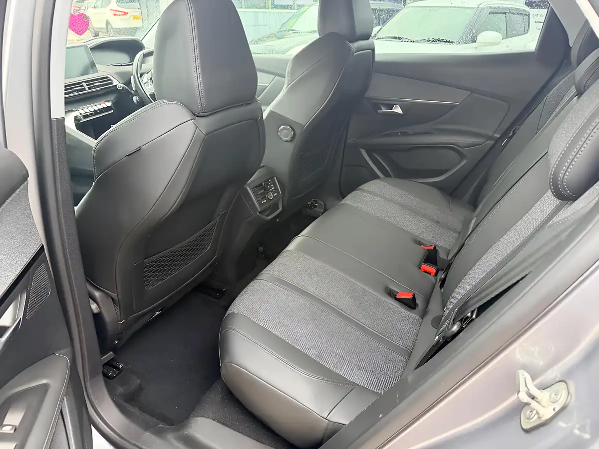 Used 2020 Peugeot 3008 Allure Grey - Interior and Exterior details 9