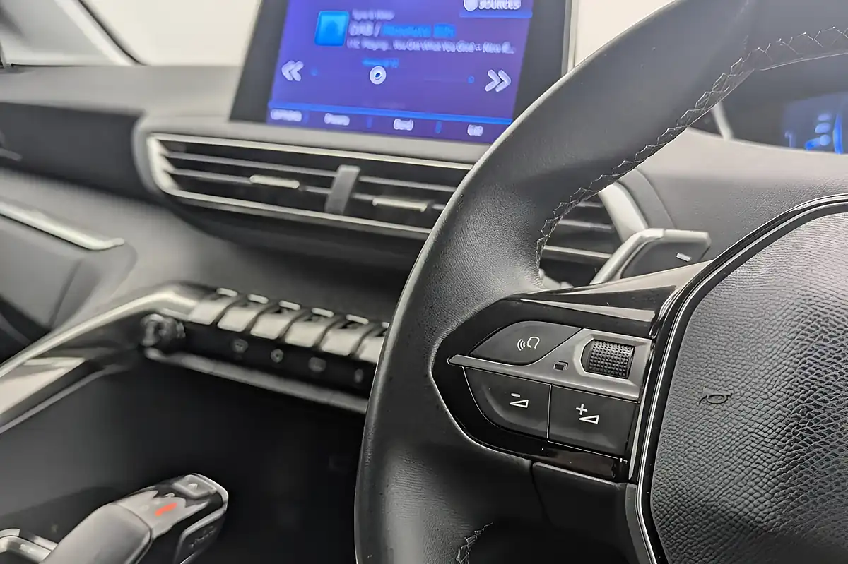 Used 2020 Peugeot 3008 Allure Red - Interior and Exterior details 13