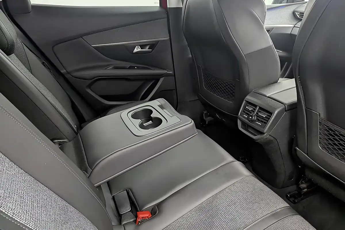 Used 2020 Peugeot 3008 Allure Red - Interior and Exterior details 16