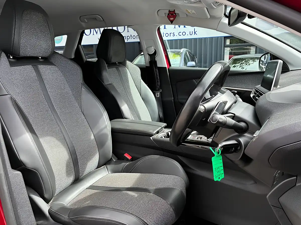 Used 2020 Peugeot 3008 Allure Red - Interior and Exterior details 11