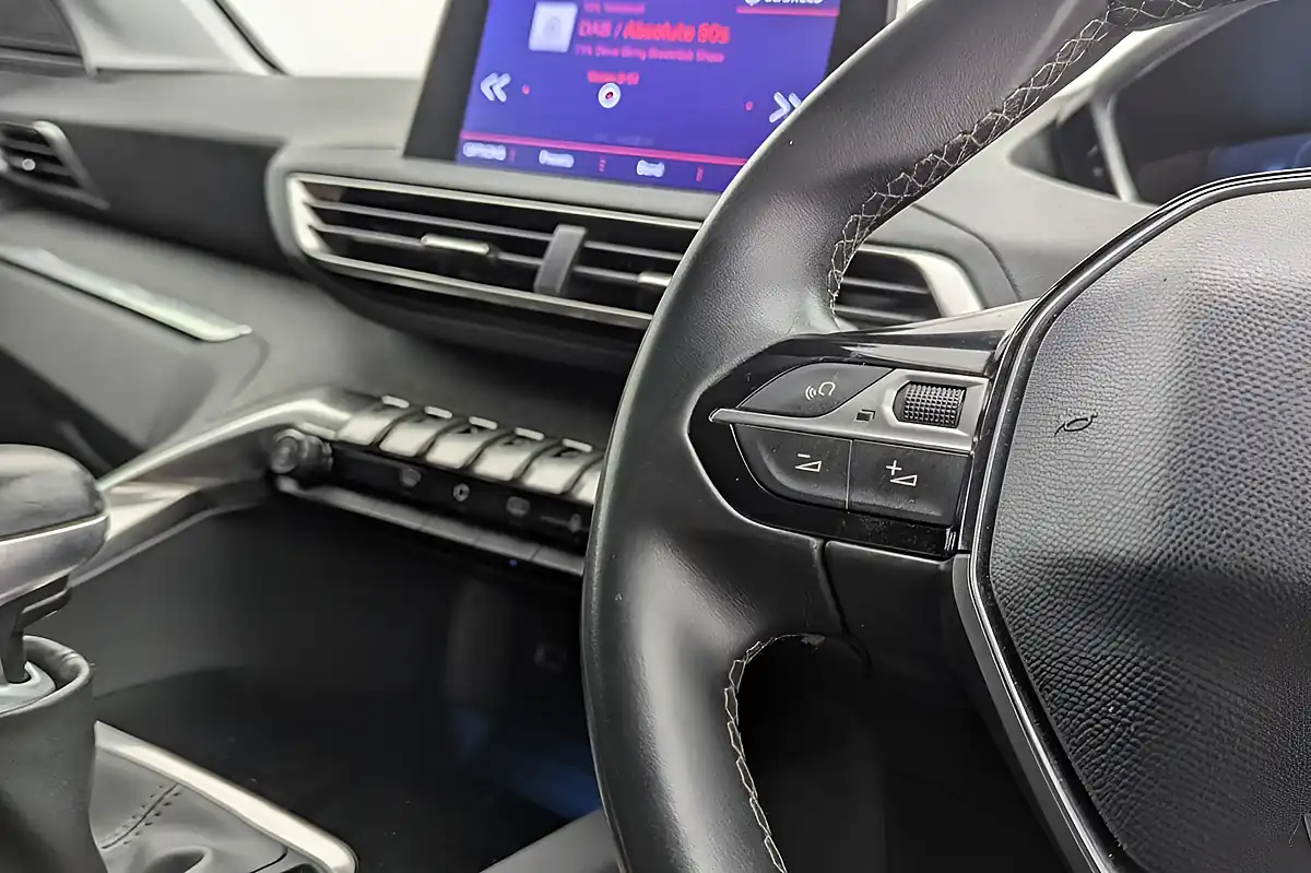 Used 2020 Peugeot 3008 Allure White - Interior and Exterior details 11