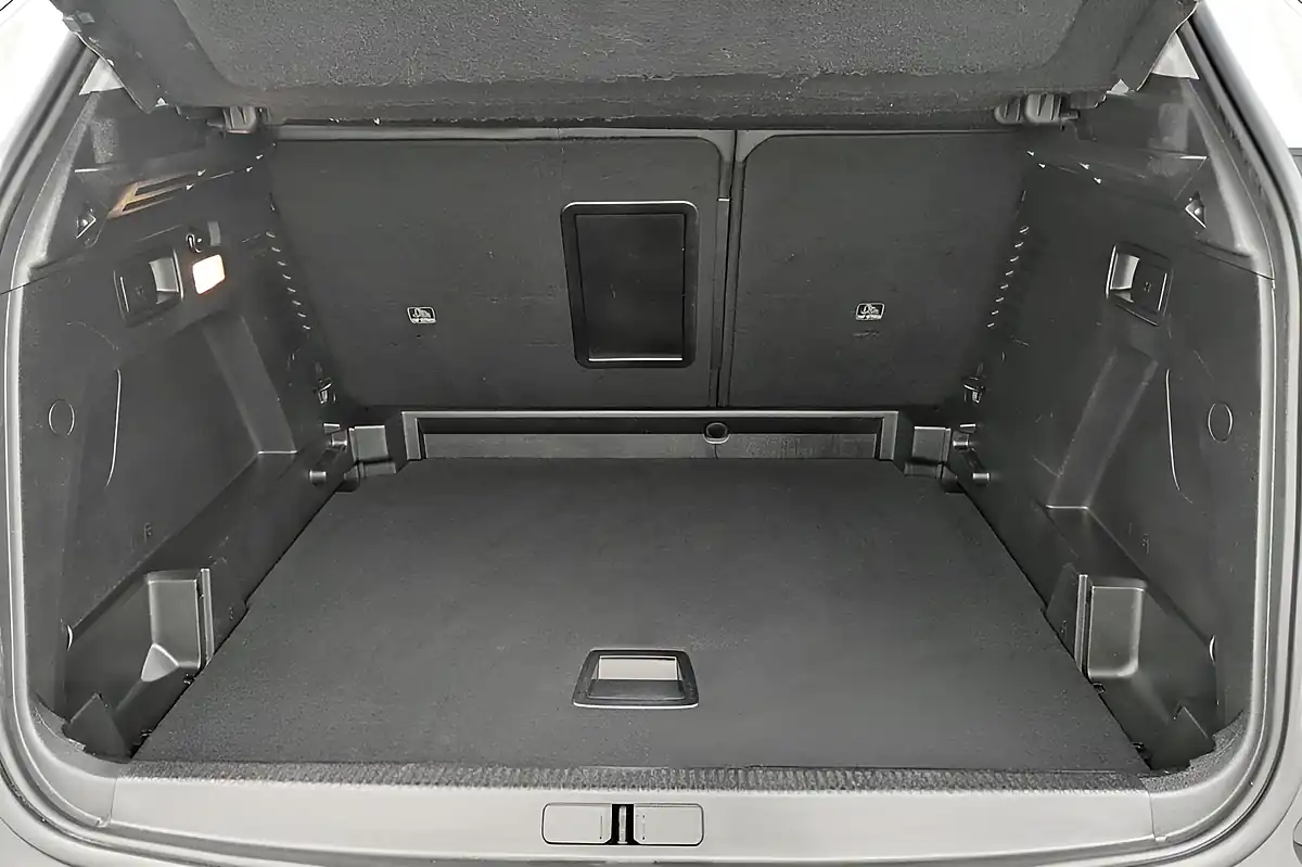 Used 2020 Peugeot 3008 Allure White - Interior and Exterior details 17