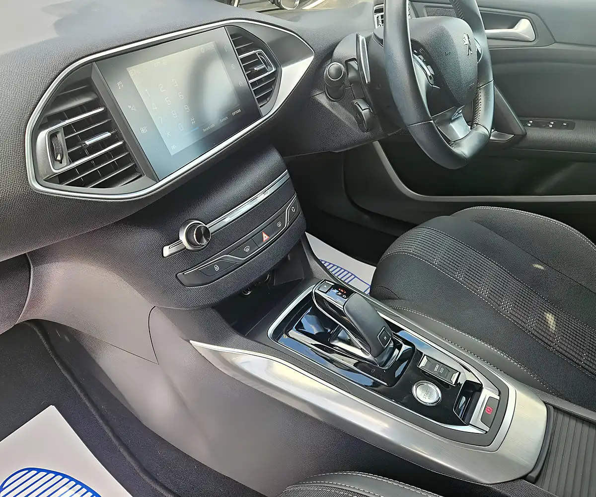Used 2020 Peugeot 308 Allure Multicolour - Interior and Exterior details 11