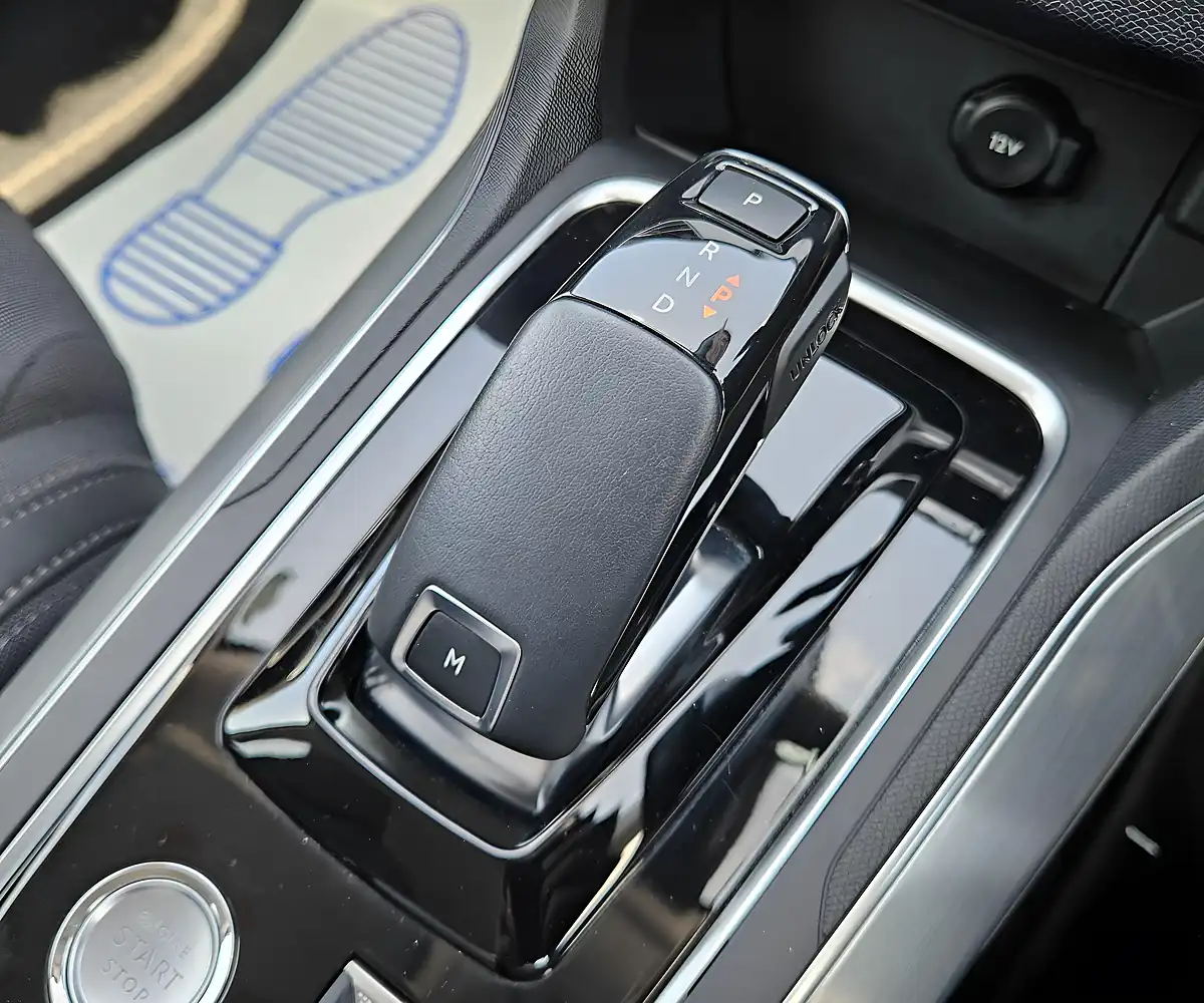Used 2020 Peugeot 308 Allure Multicolour - Interior and Exterior details 12