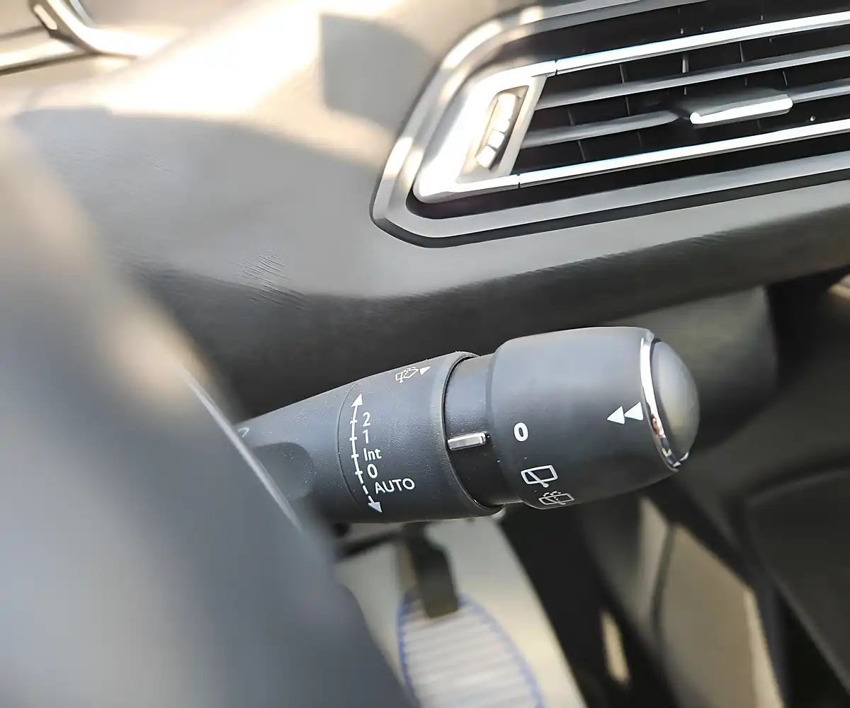 Used 2020 Peugeot 308 Allure Multicolour - Interior and Exterior details 13
