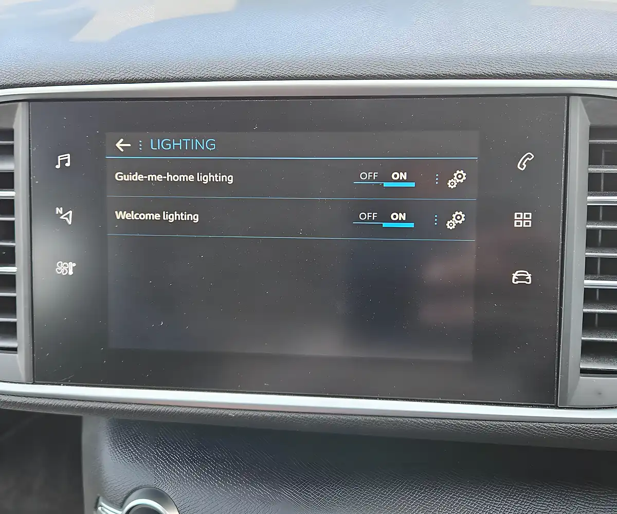 Used 2020 Peugeot 308 Allure Multicolour - Interior and Exterior details 17