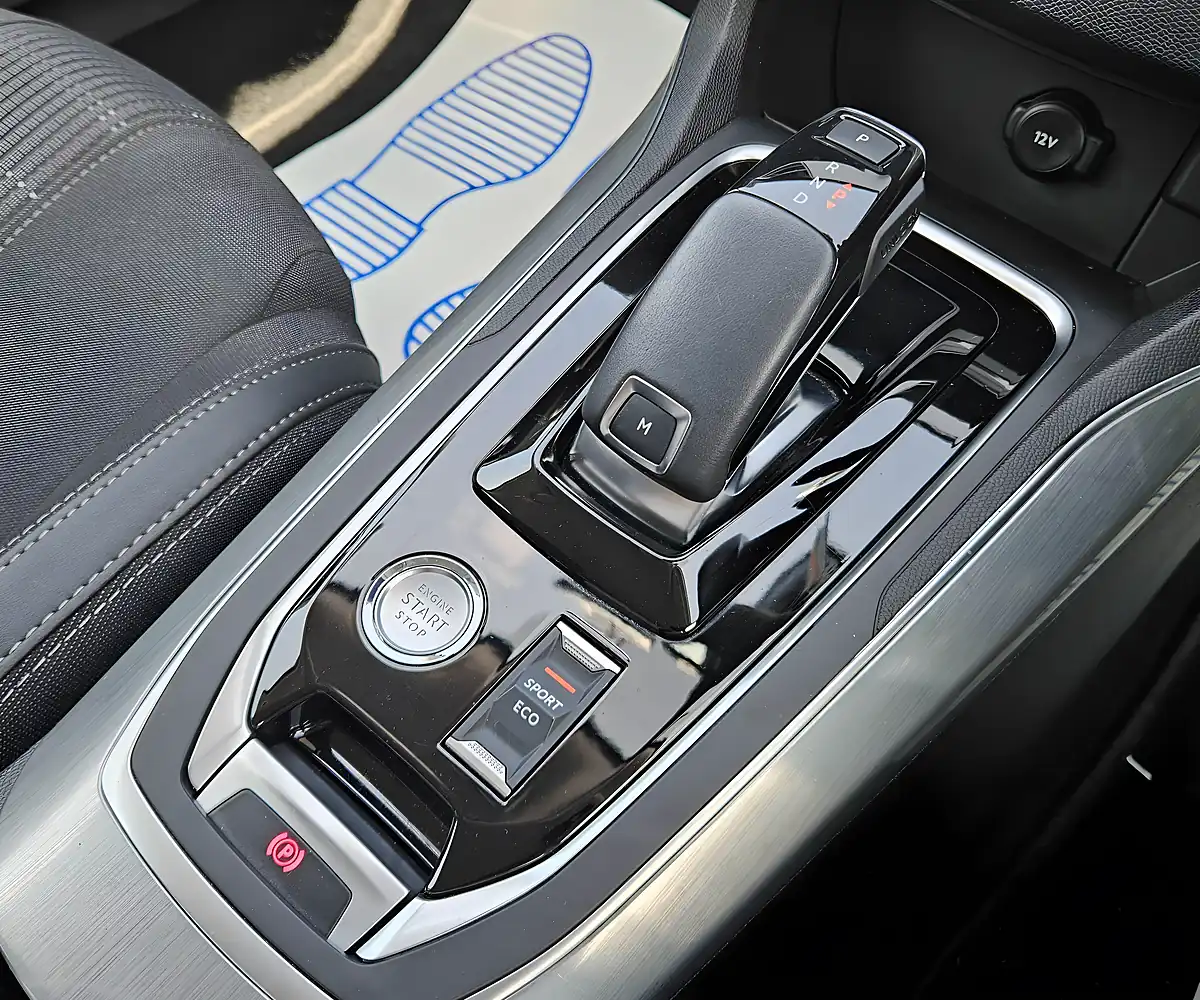 Used 2020 Peugeot 308 Allure Multicolour - Interior and Exterior details 5