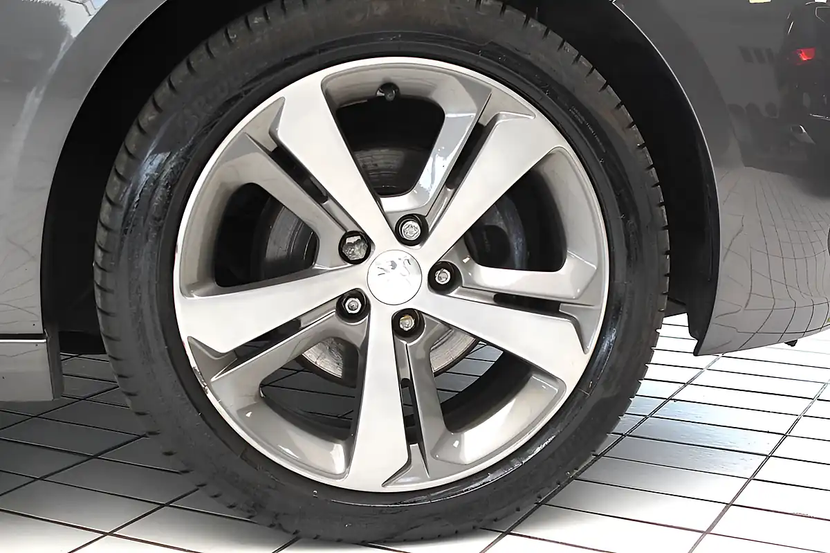 Used 2020 Peugeot 308 Allure Twilight Blue - Interior and Exterior details 11