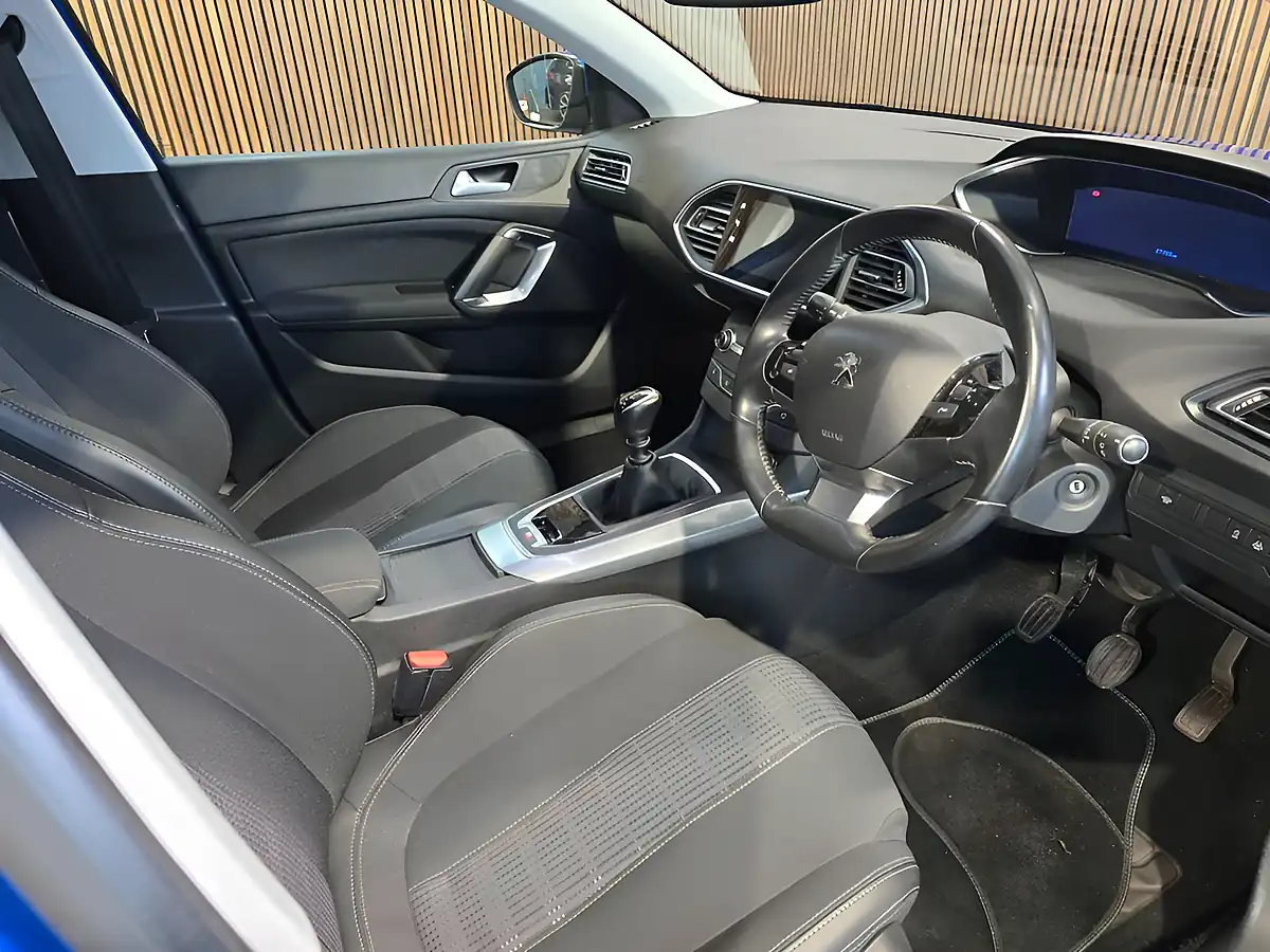Used 2020 Peugeot 308 Sw Allure Blue - Interior and Exterior details 11