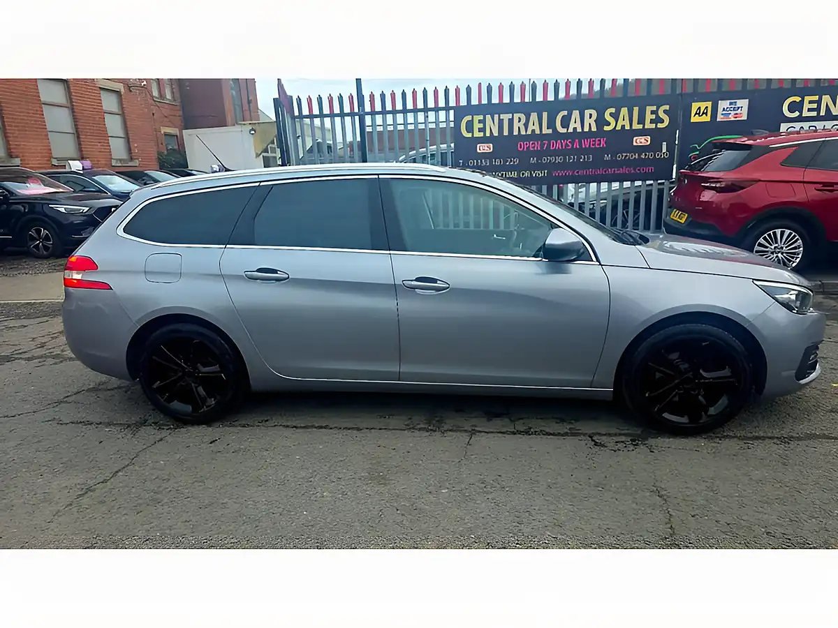 Used 2020 Peugeot 308 Sw Allure Grey - Interior and Exterior details 4