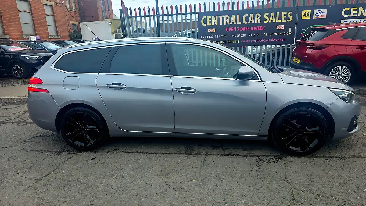 Used 2020 Peugeot 308 Sw Allure Grey - Interior and Exterior details 5
