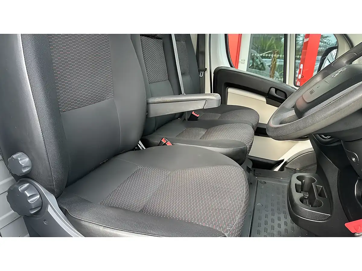 Used 2020 Peugeot Boxer Chassis Cab White - Interior and Exterior details 10