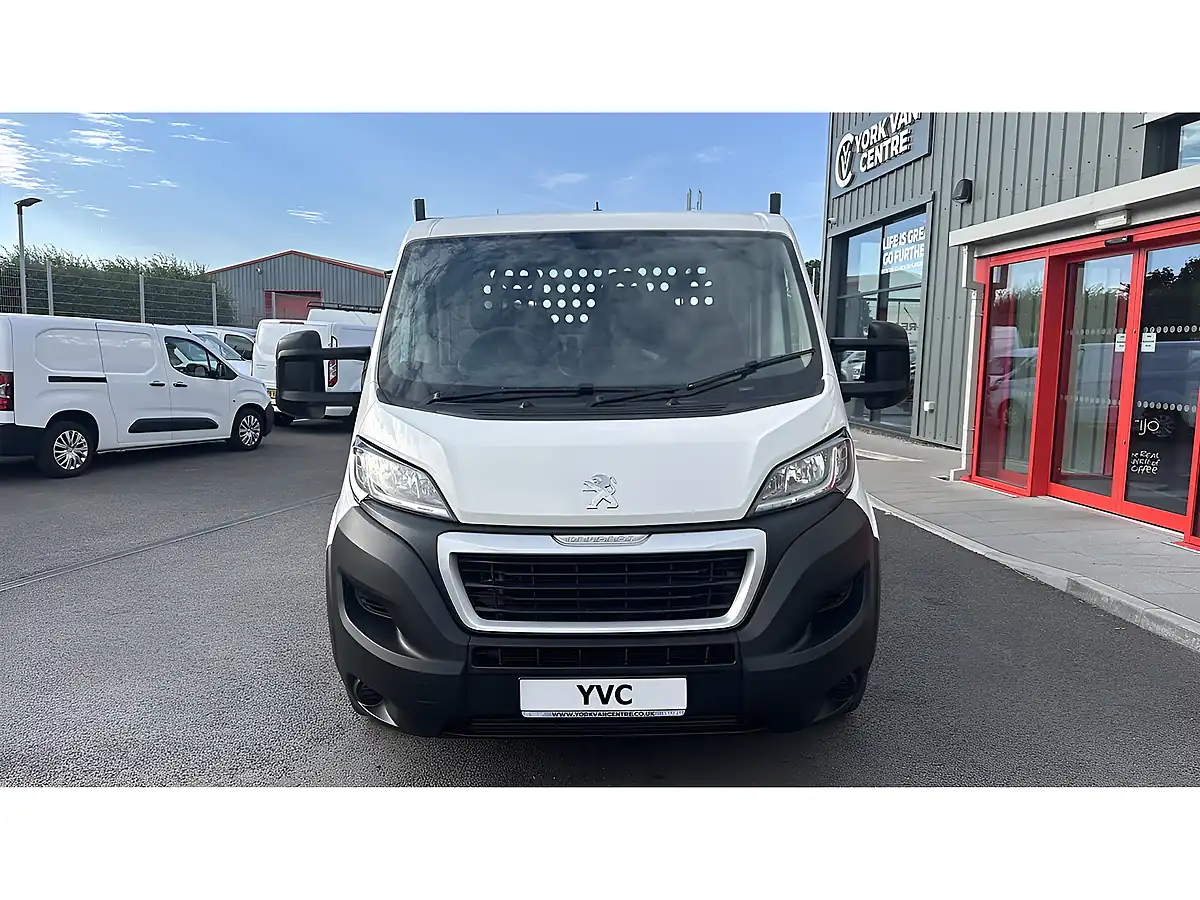 Used 2020 Peugeot Boxer Chassis Cab White - Interior and Exterior details 4