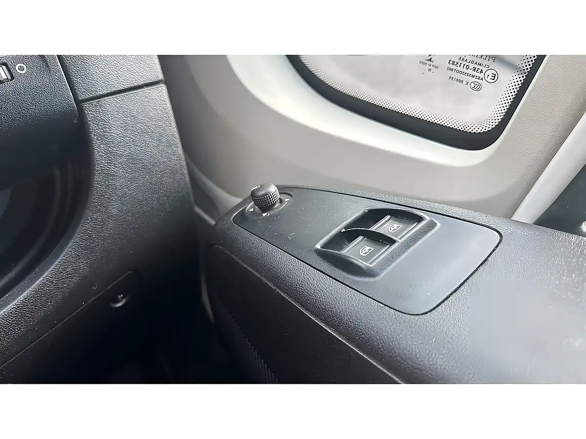 Used 2020 Peugeot Boxer Chassis Cab White - Interior and Exterior details 9