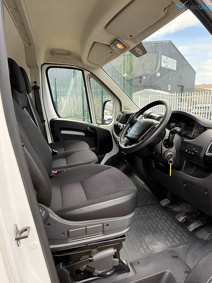 Used 2020 Peugeot Boxer Professional White - Interior and Exterior details 6