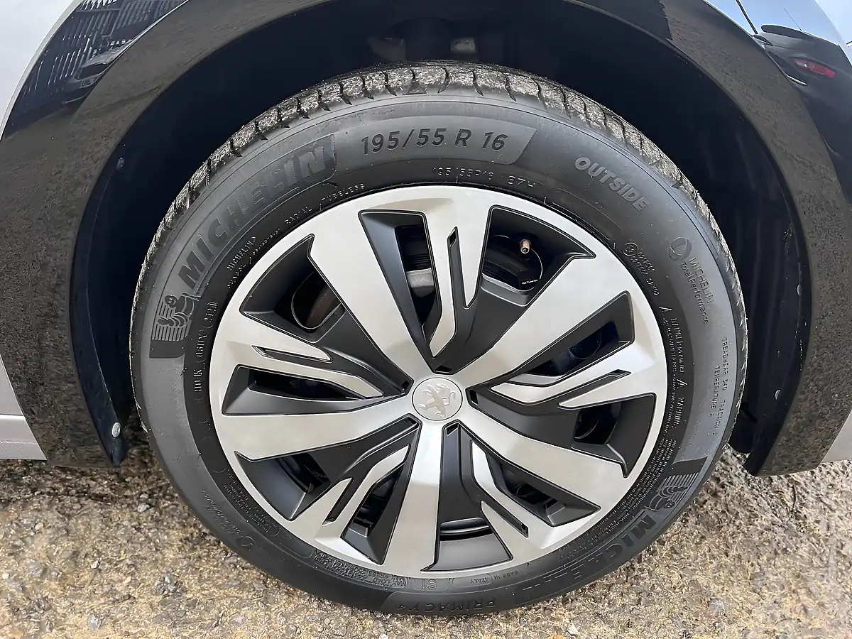 Used 2020 Peugeot E-208 Active Premium Artense Grey Metallic - Interior and Exterior details 20