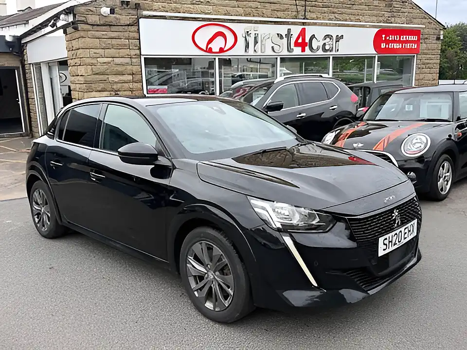 Used 2020 Peugeot e-208 Allure Black - Front View