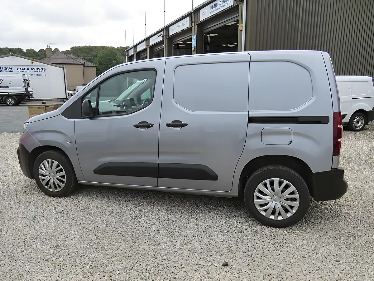 Used 2020 Peugeot Partner 1000 Professional Grey - Interior and Exterior details 10