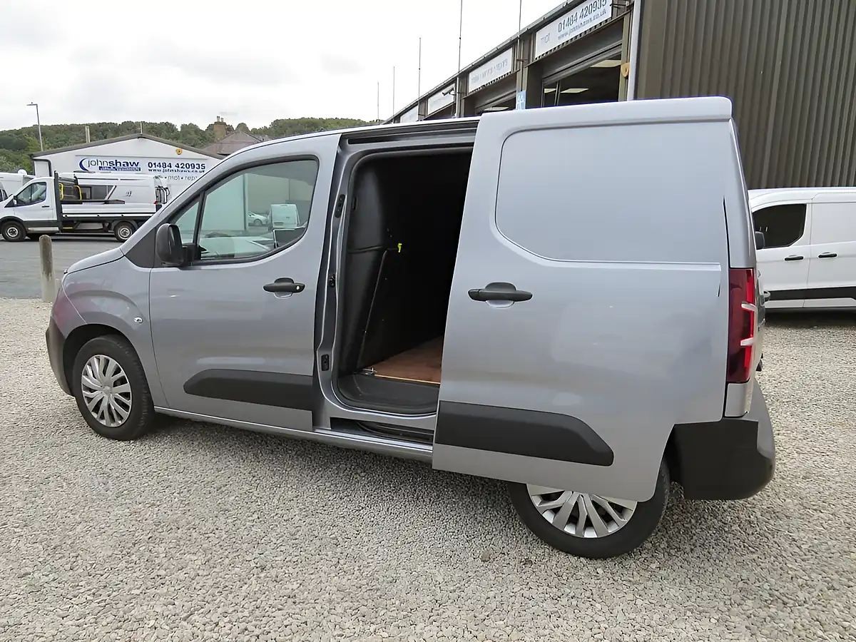 Used 2020 Peugeot Partner 1000 Professional Grey - Interior and Exterior details 11