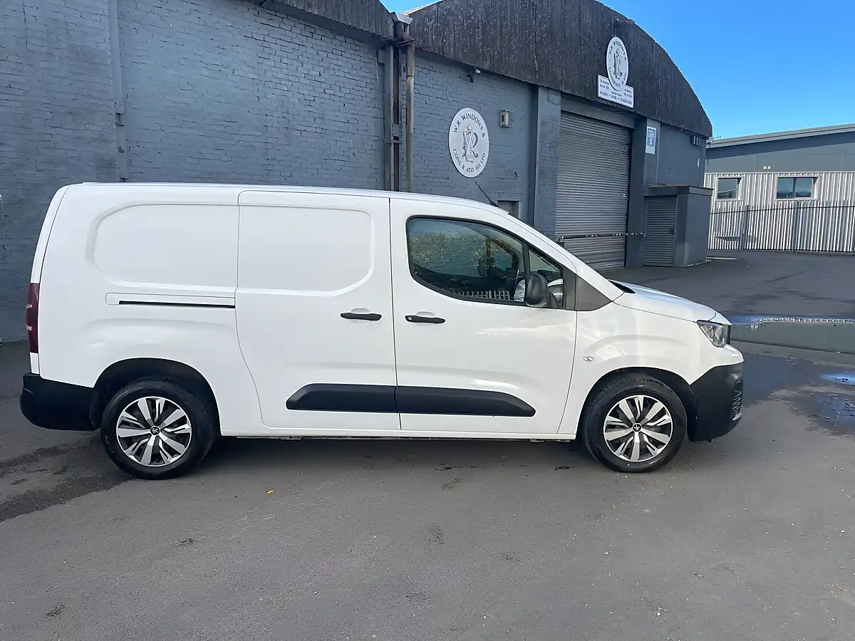 Used 2020 Peugeot Partner 850 Professional Crew Van White - Interior and Exterior details 4