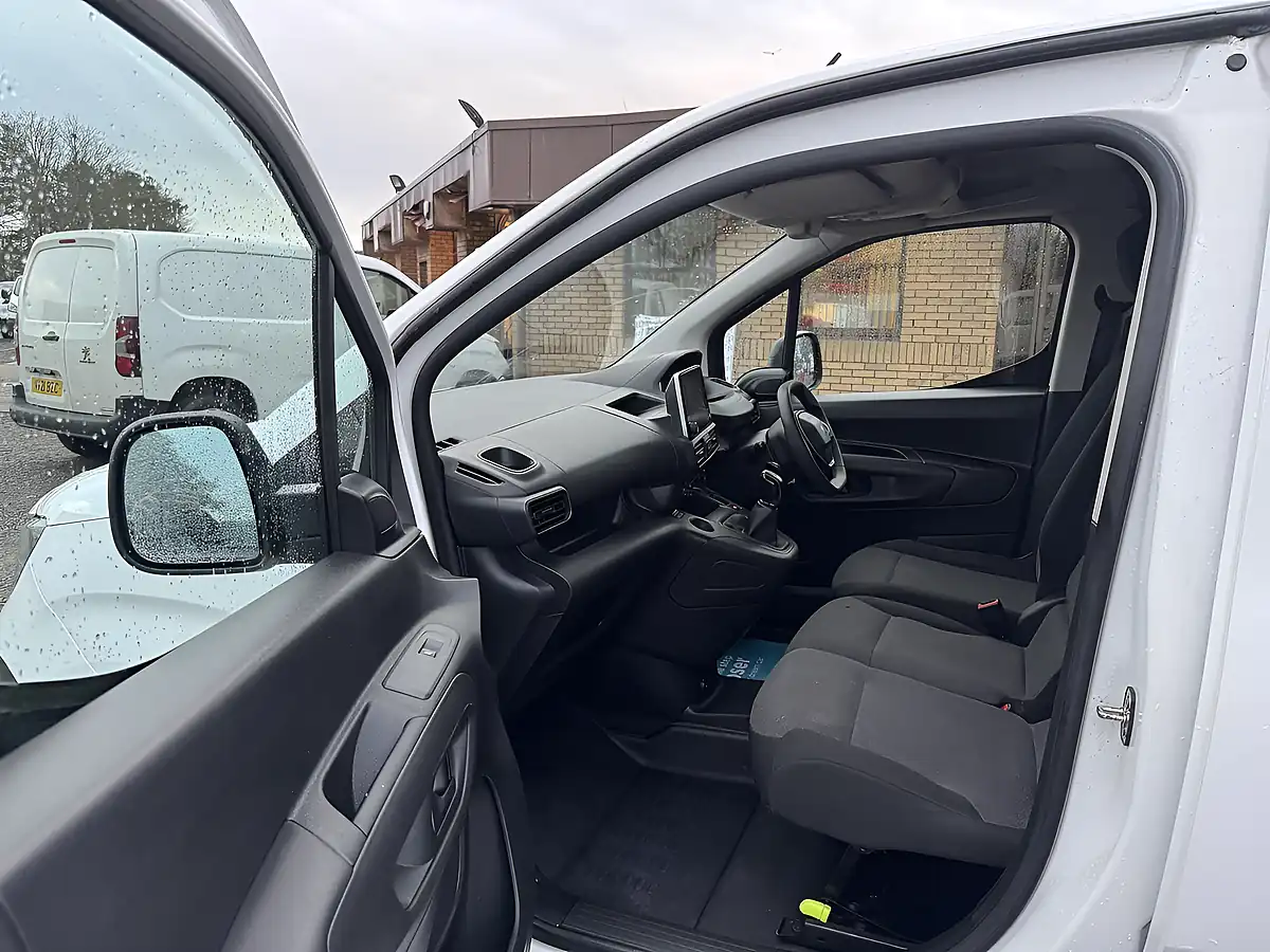 Used 2020 Peugeot Partner Professional Long - Interior and Exterior details 11