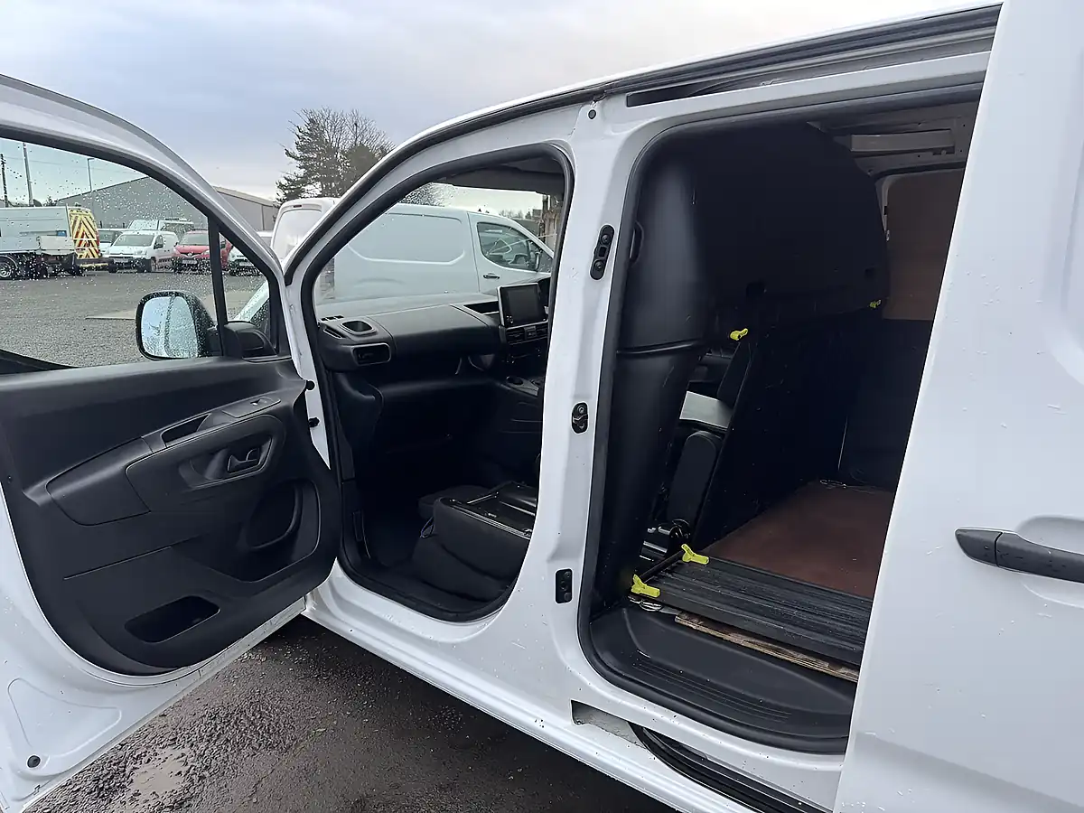 Used 2020 Peugeot Partner Professional Long - Interior and Exterior details 12