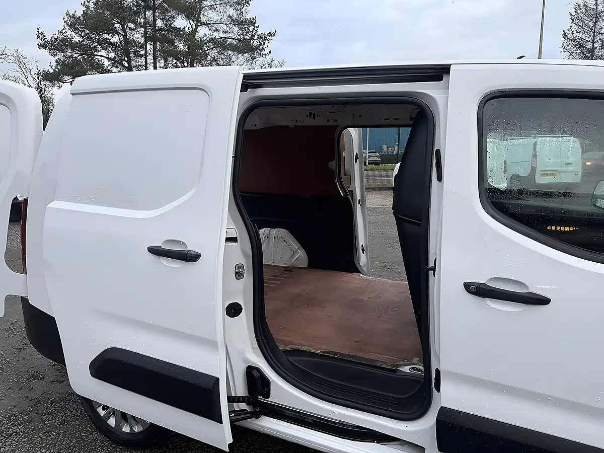 Used 2020 Peugeot Partner Professional Long - Interior and Exterior details 14
