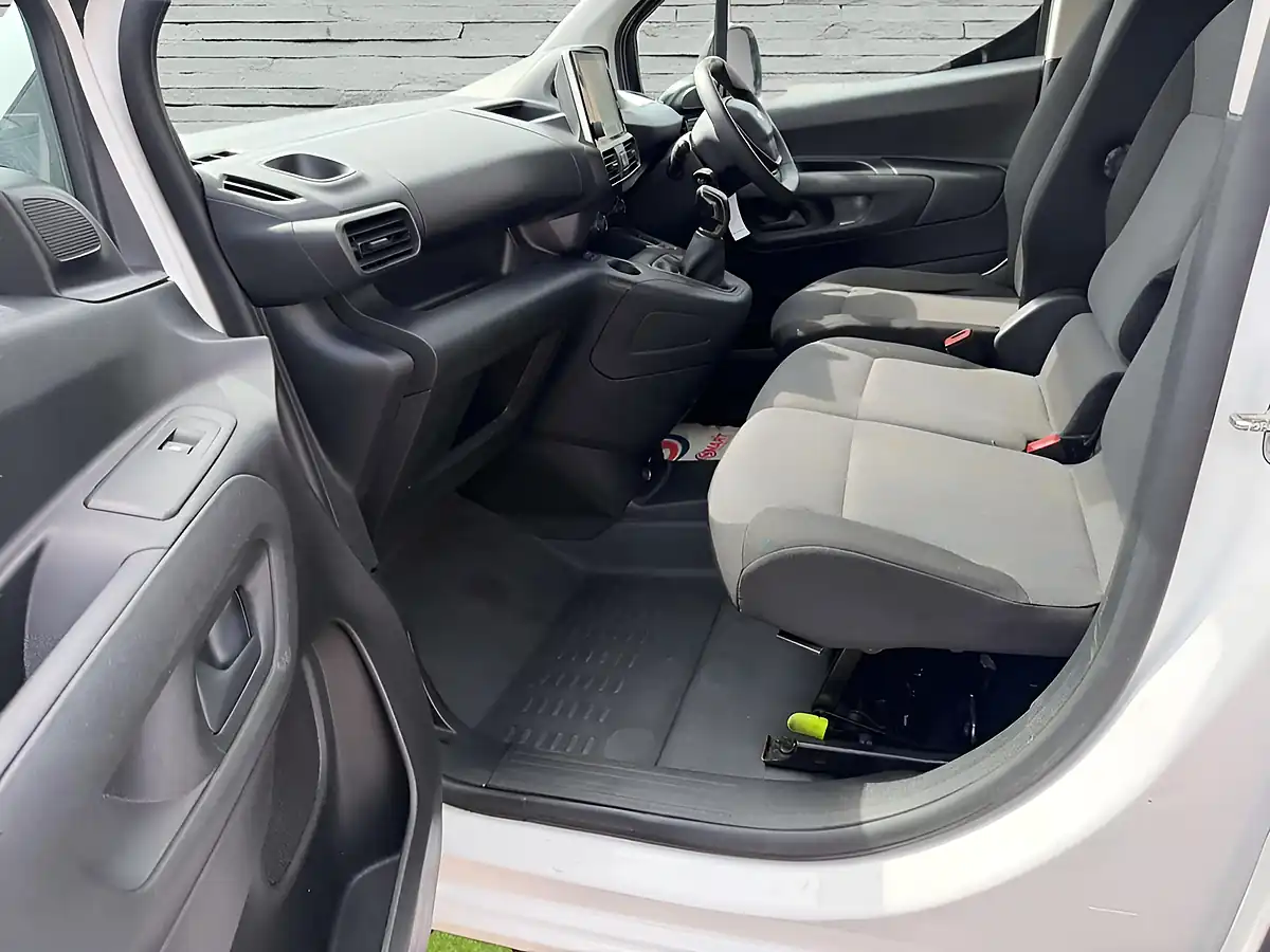 Used 2020 Peugeot Partner Professional Standard White - Interior and Exterior details 16
