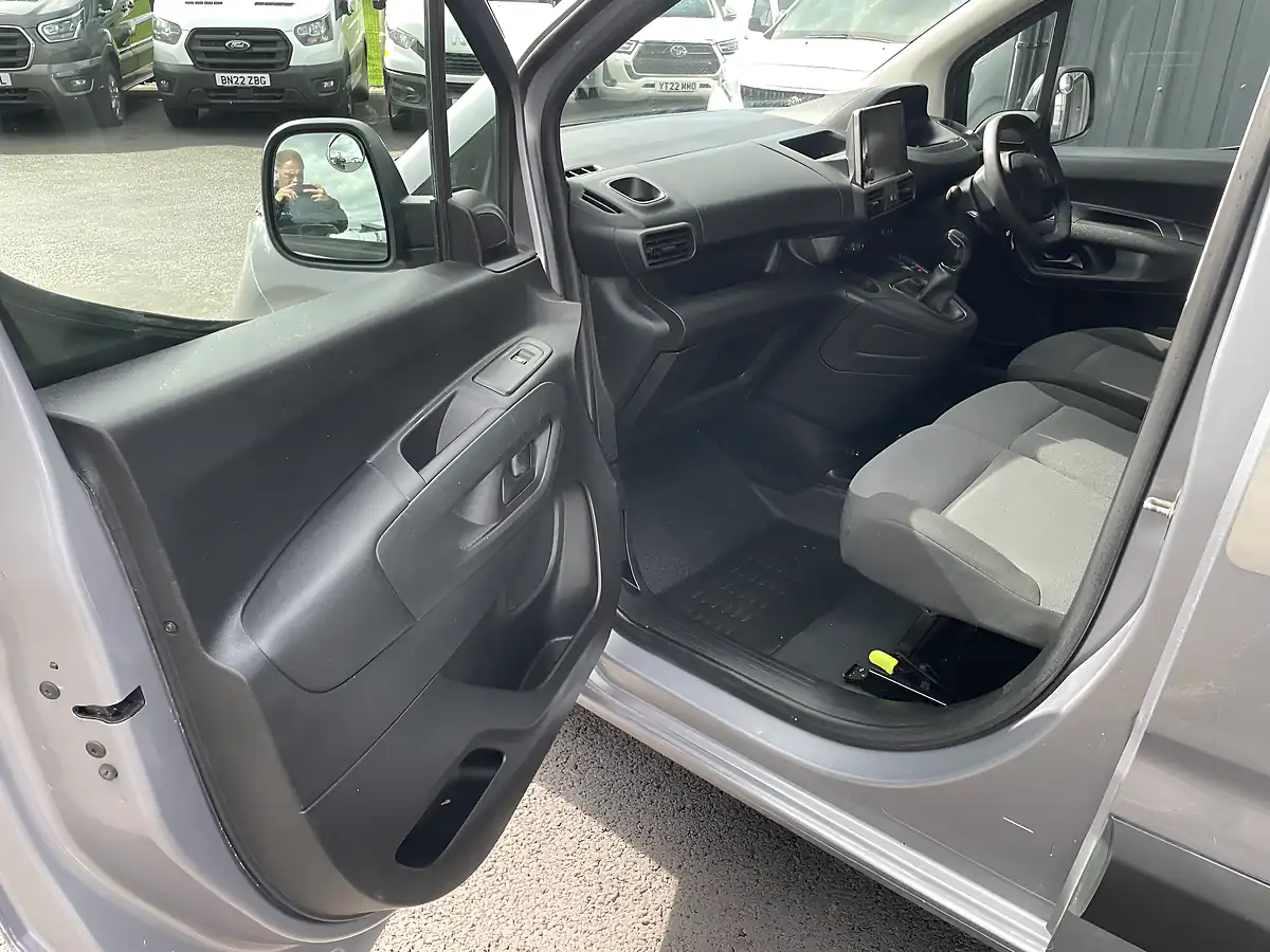Used 2020 Peugeot Partner Professional Swb Grey - Interior and Exterior details 13