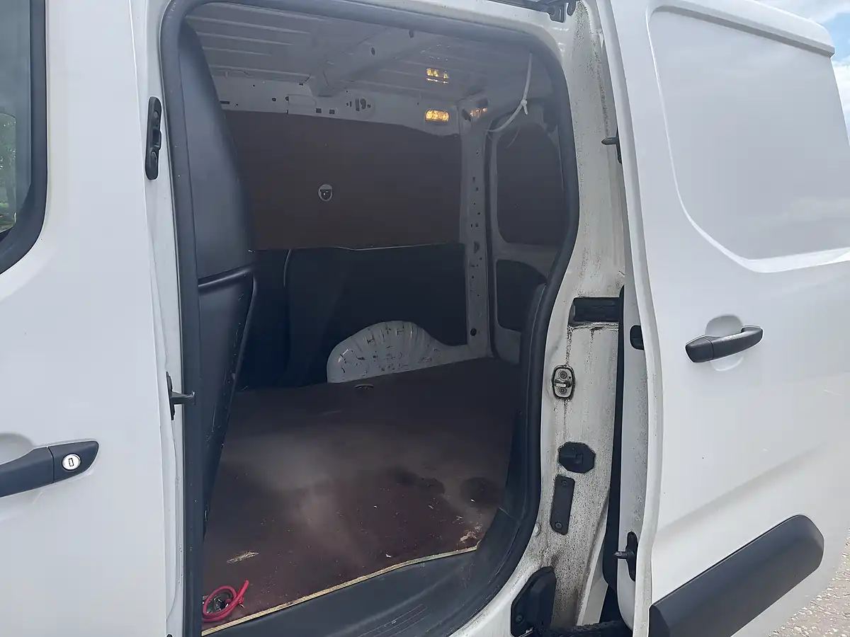 Used 2020 Peugeot Partner Professional White - Interior and Exterior details 13