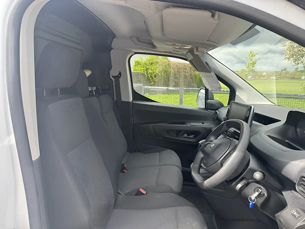 Used 2020 Peugeot Partner Professional White - Interior and Exterior details 16