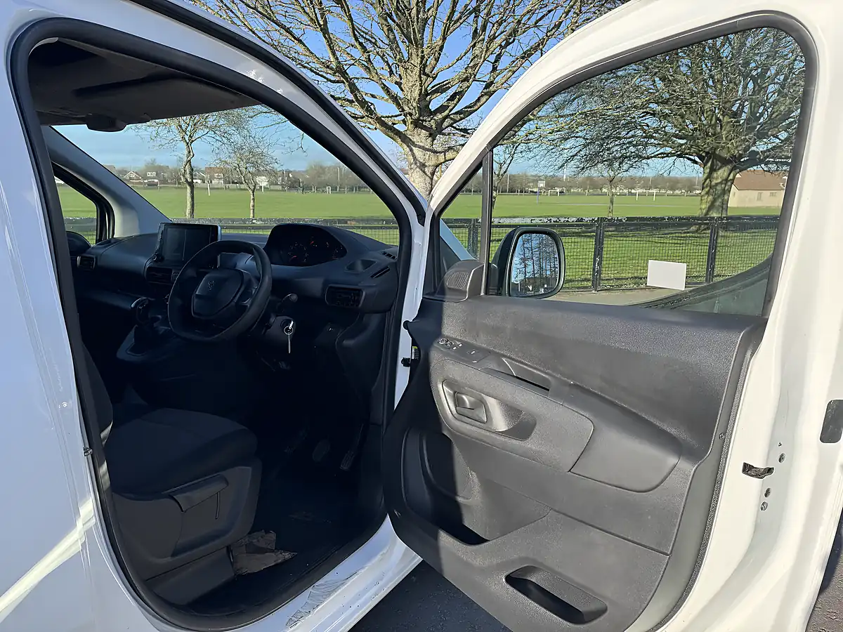 Used 2020 Peugeot Partner Professional White - Interior and Exterior details 14