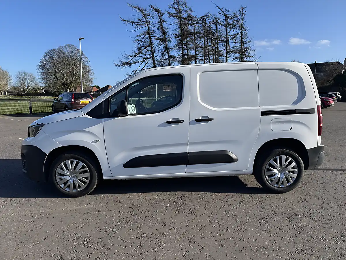 Used 2020 Peugeot Partner Professional White - Interior and Exterior details 4