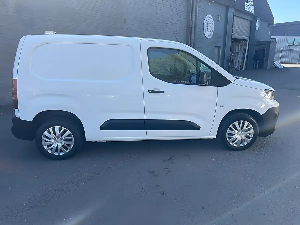 Used 2020 Peugeot Partner Professional White - Interior and Exterior details 4