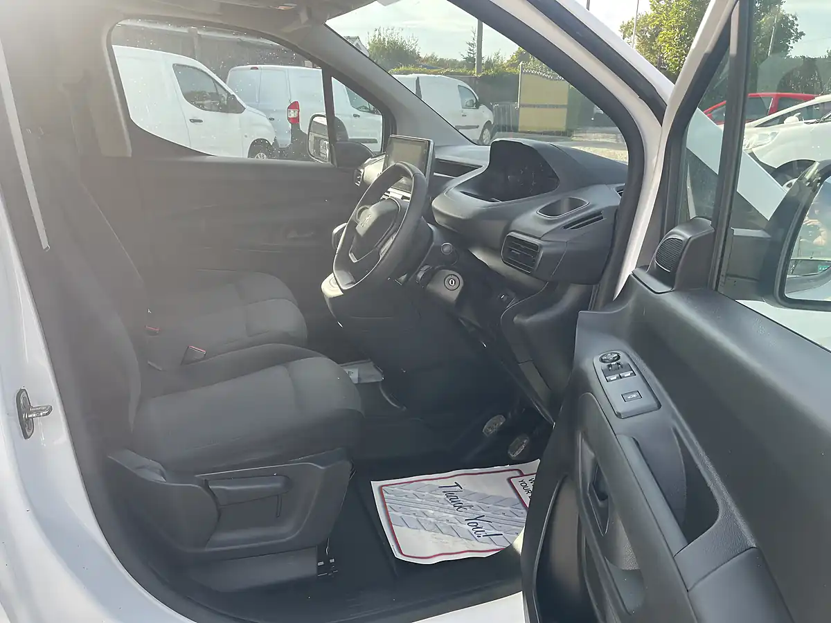Used 2020 Peugeot Partner Professional White - Interior and Exterior details 4