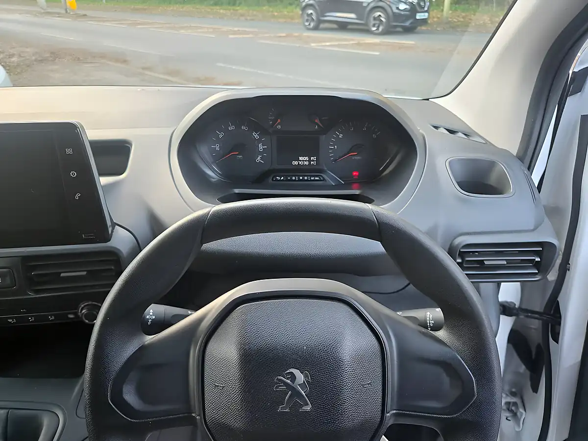 Used 2020 Peugeot Partner Professional White - Interior and Exterior details 14