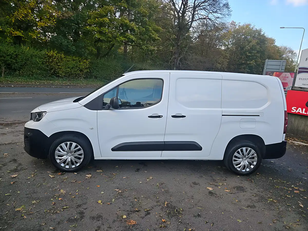 Used 2020 Peugeot Partner Professional White - Interior and Exterior details 4