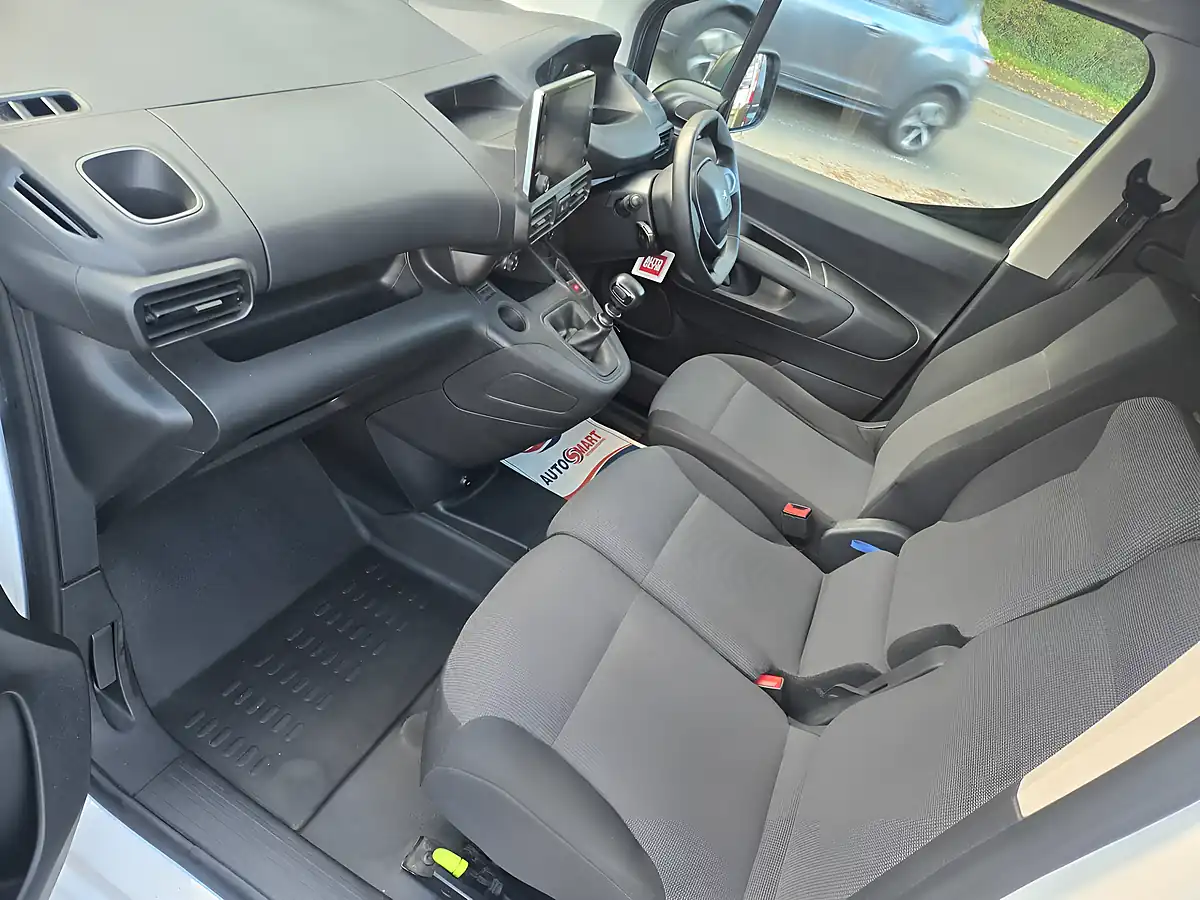 Used 2020 Peugeot Partner Professional White - Interior and Exterior details 5