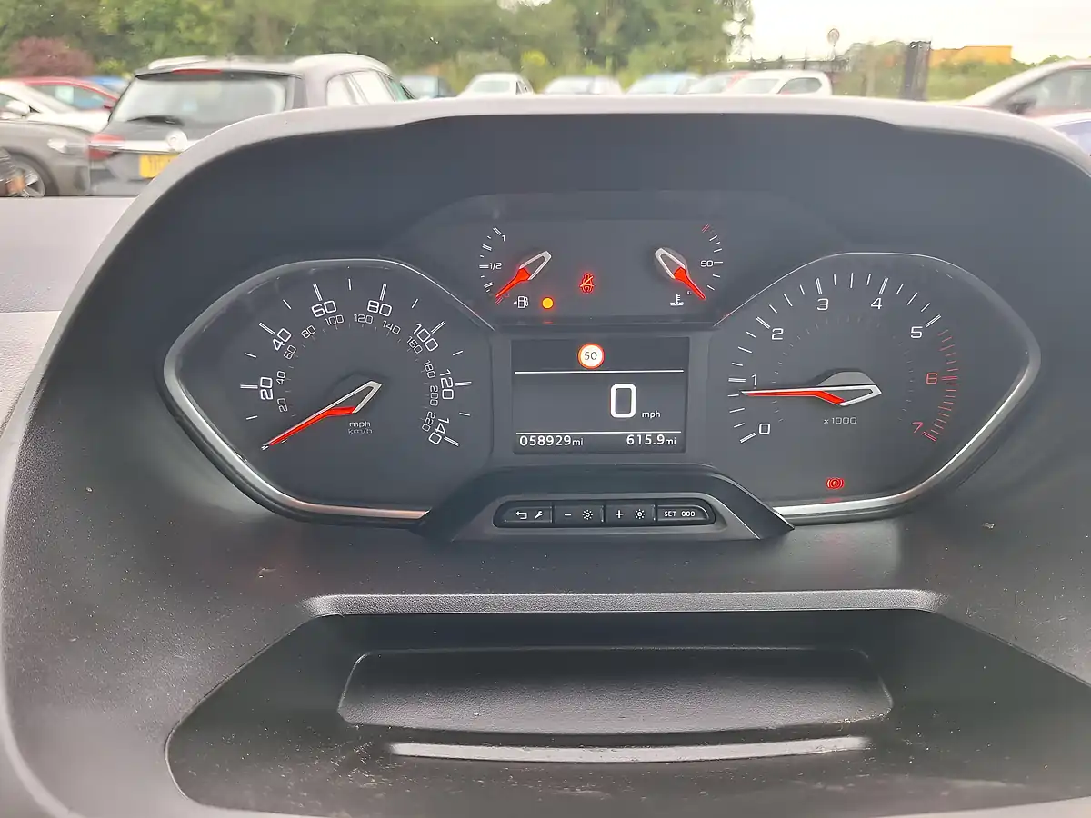 Used 2020 Peugeot Rifter Active Long Grey - Interior and Exterior details 18