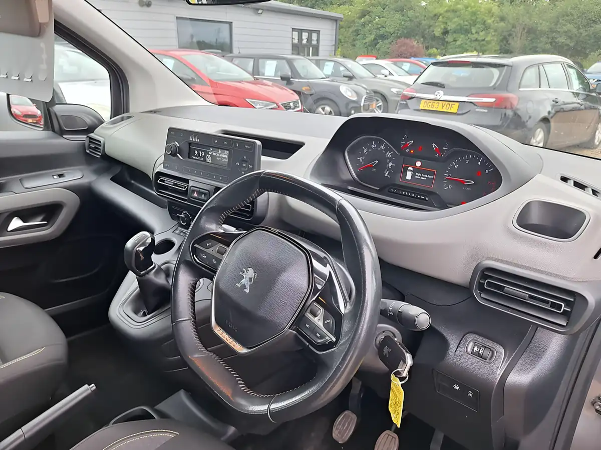 Used 2020 Peugeot Rifter Active Long Grey - Interior and Exterior details 19