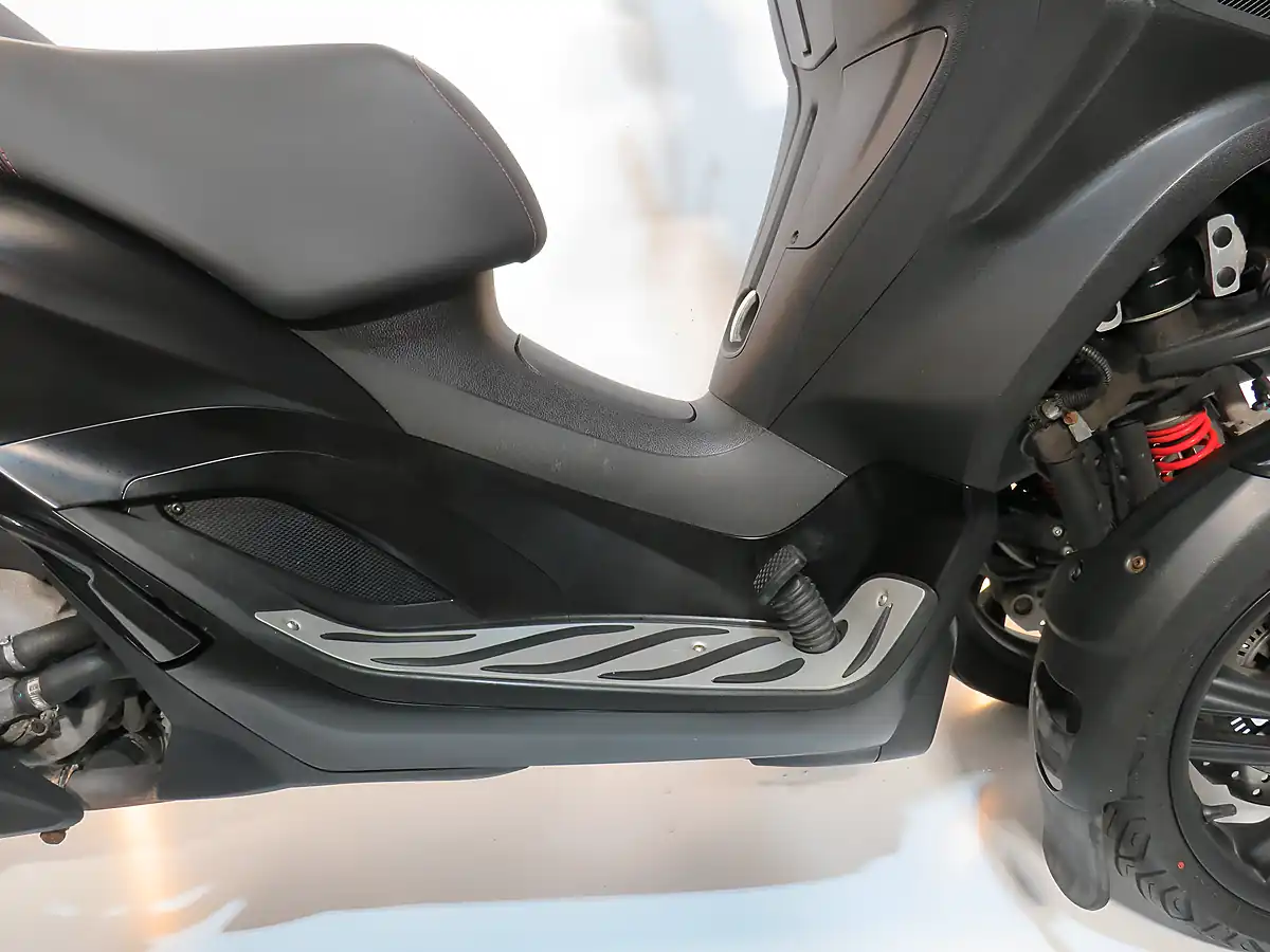 Used 2020 Piaggio MP3 300 Sport Black - Interior and Exterior details 13