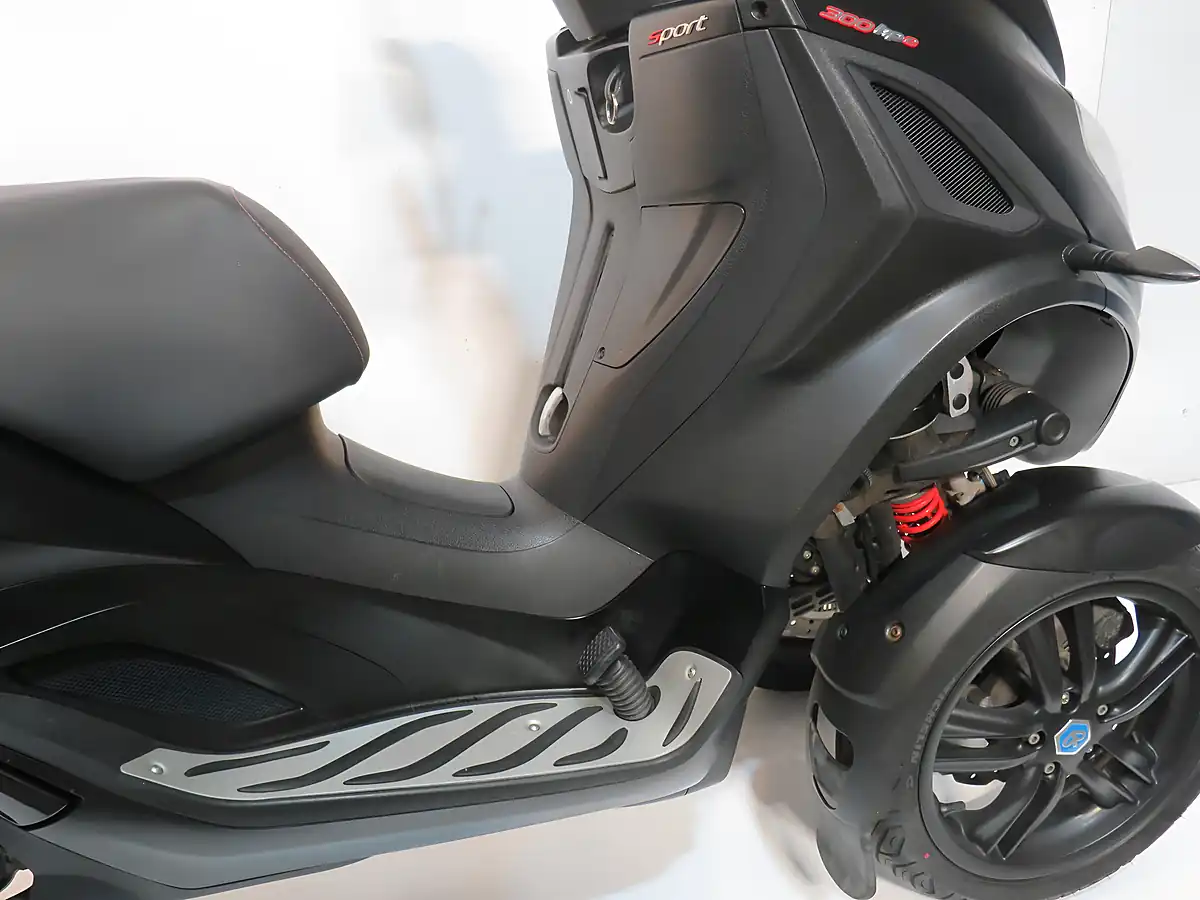 Used 2020 Piaggio MP3 300 Sport Black - Interior and Exterior details 14
