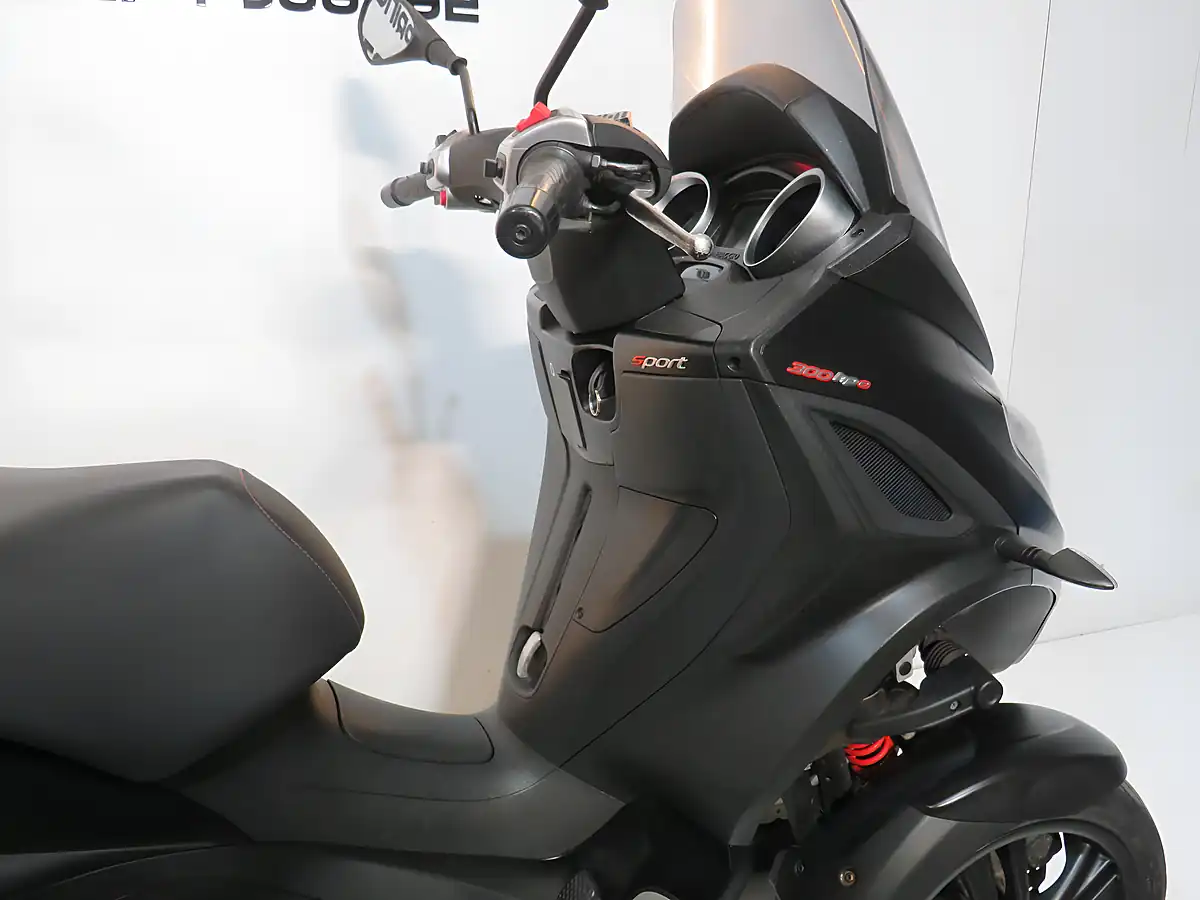 Used 2020 Piaggio MP3 300 Sport Black - Interior and Exterior details 15